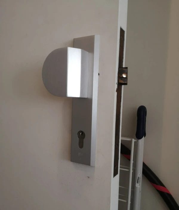 Deur met SKG veiligheidsbeslag Deur met SKG veiligheidsbeslag